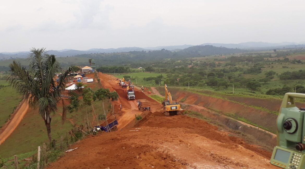 Infraestrutura viária com movimentação de terra e equipamentos em campo