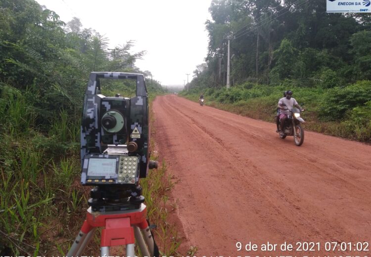 Profissional de topografia acompanhando obra rodoviária
