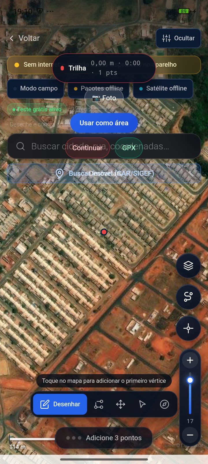 Mapa de satélite do GeoDesk com busca de imóvel CAR/SIGEF e camadas offline.