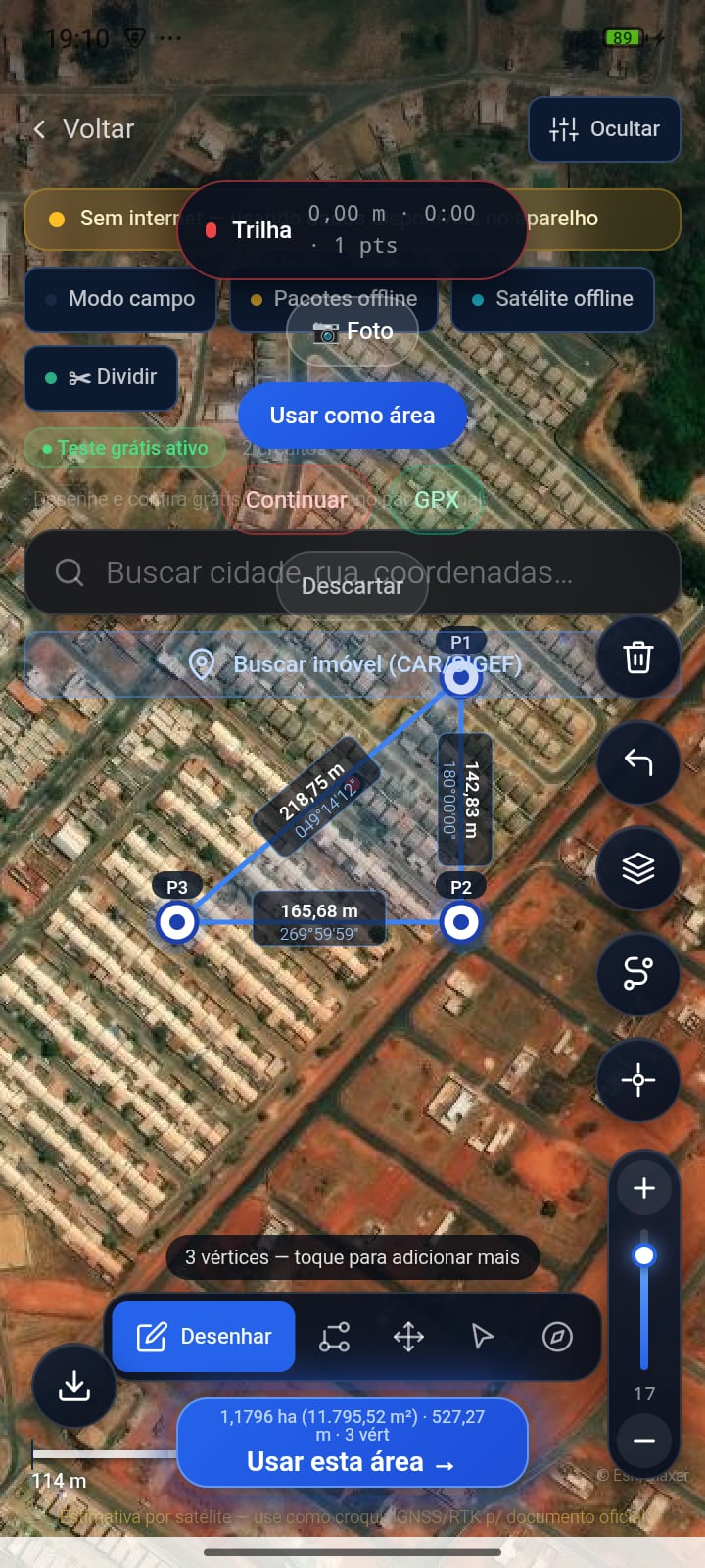 Tela do GeoDesk: perímetro traçado sobre imagem de satélite, com vértices, distâncias entre os lados e a área calculada.