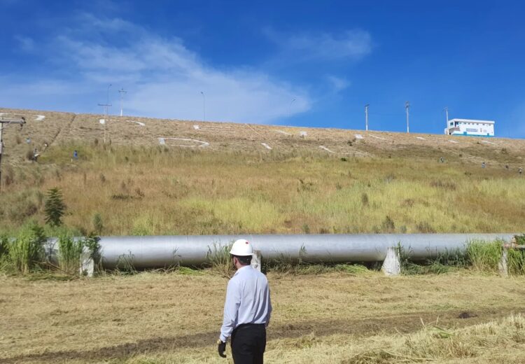 Profissional em inspeção técnica no maciço de uma barragem