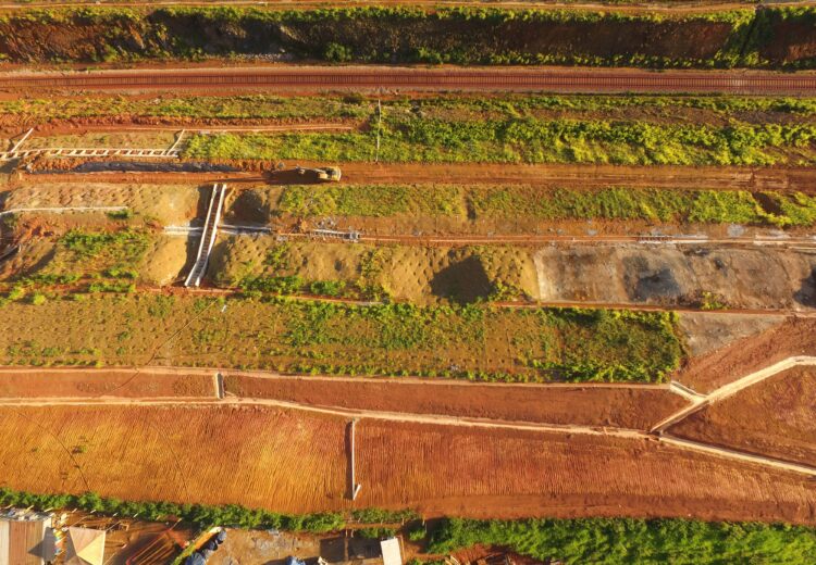 Vista aérea de vias, terraplenagem e drenagem em área de urbanização