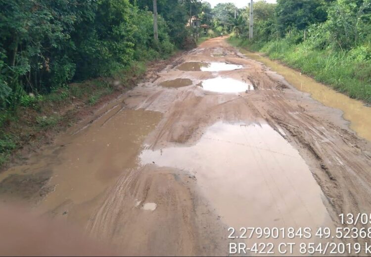 Trecho de infraestrutura rodoviária com plataforma e drenagem
