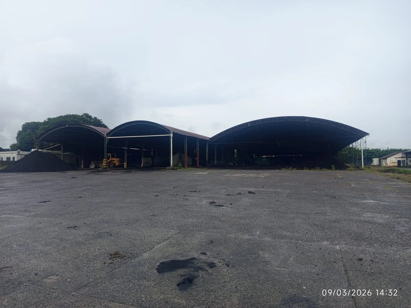 Conjunto de galpões metálicos com cobertura arqueada
