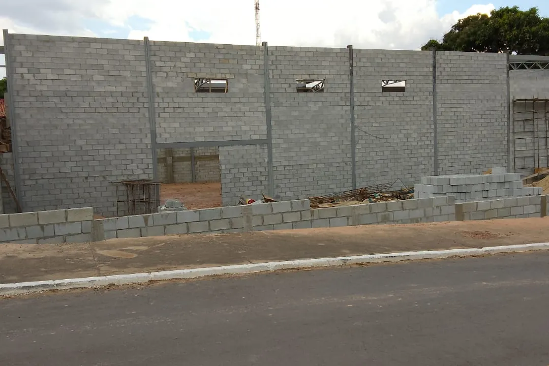 Alvenaria de galpão industrial preparada antes da instalação da cobertura metálica