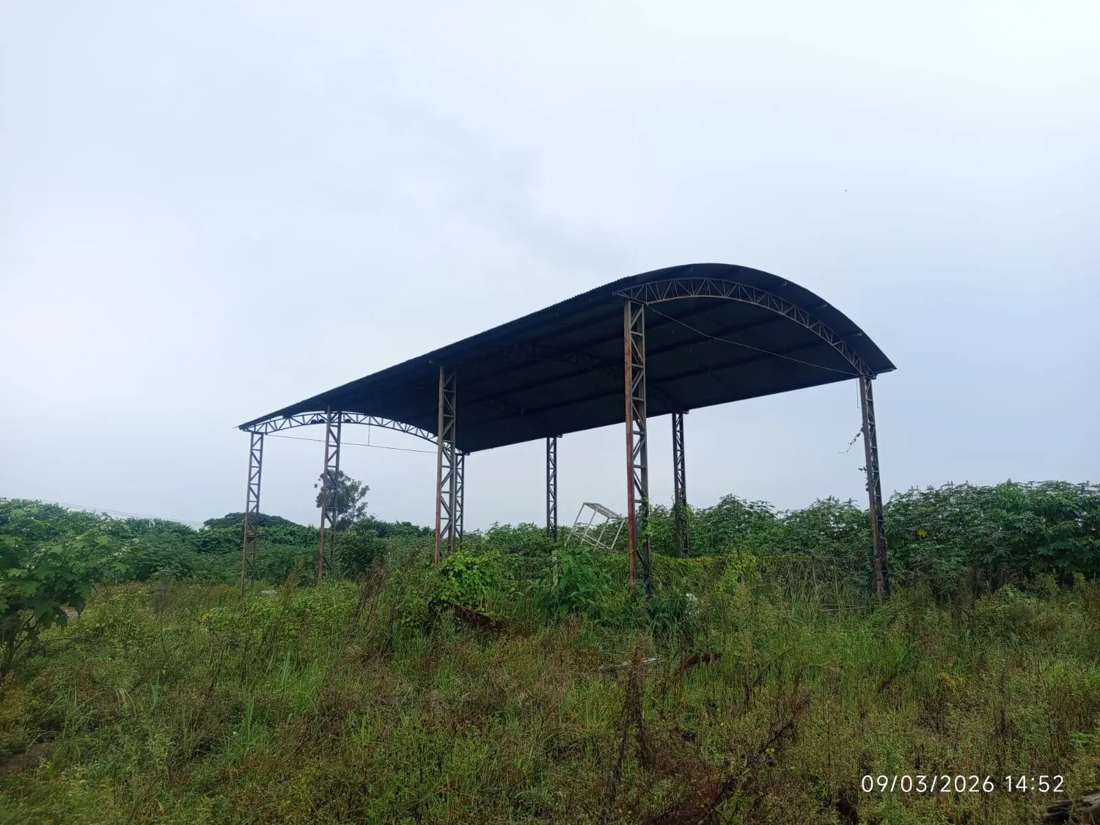 Galpão metálico concluído com cobertura arqueada